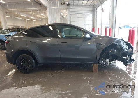 2022 Tesla Model Y Long Range Dual Motor All-Wheel Drive z USA, uszkodzony, nr VIN 7SAYGDEE6NA022703